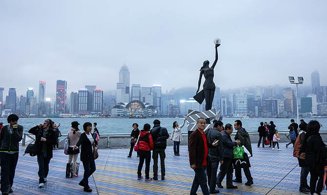 Глава Гонконга не может пользоваться банками из-за санкций США