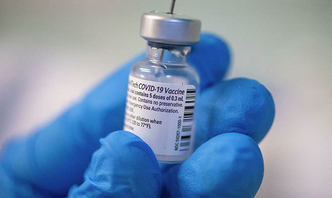 Вакцина Pfizer на 89,4% предотвращает передачу коронавируса от человека к человеку
