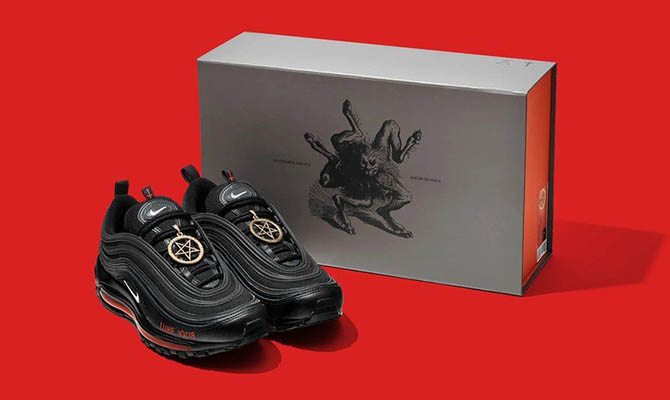 Nike через суд добилась запрета продажи «сатанинских» кроссовок под своим брендом