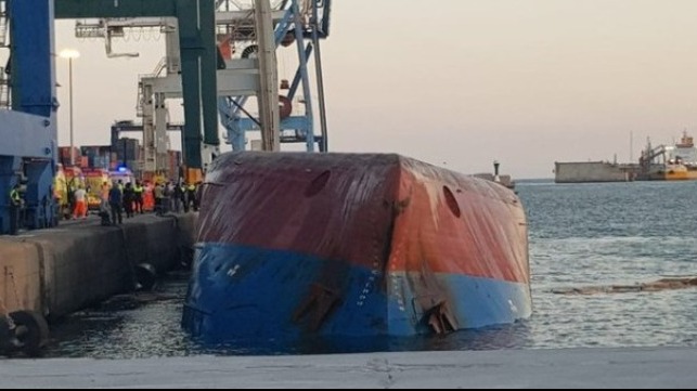 В Испании в порту перевернулось судно