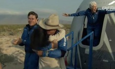 Экипаж Безоса благополучно вернулся на Землю после космического полета