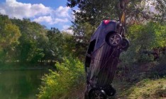 В Полтавской области автомобиль слетел в реку, есть погибшие