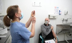 Украина вводит бустерную дозу вакцины против COVID-19 для людей старше 60 лет