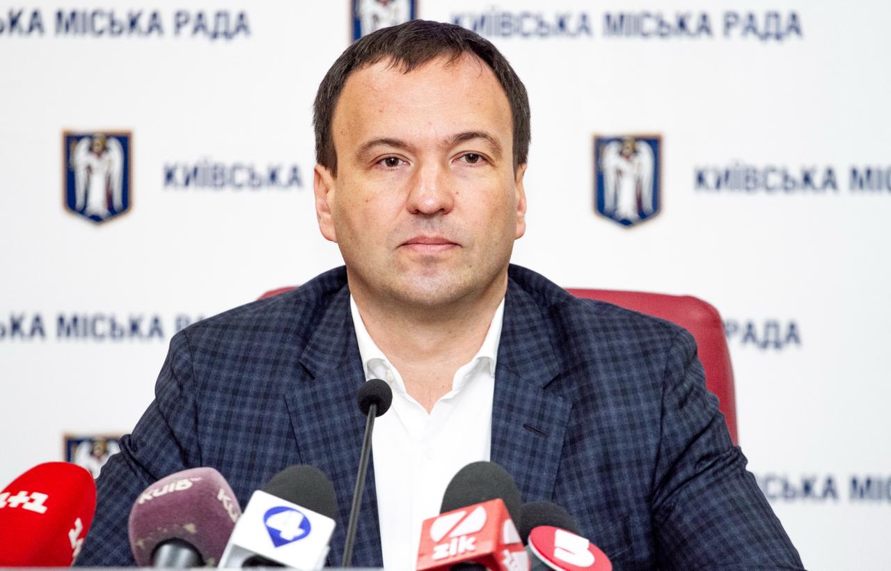Петро Пантелеєв, в. о. першого заступника голови КМДА. Пояснюючи вибір маршруту теплотраси, неодноразово озвучував версії, що суперечать одна одній. Петро Пантелеєв, в. о. першого заступника голови КМДА. Пояснюючи вибір маршруту теплотраси, неодноразово озвучував версії, що суперечать одна одній.