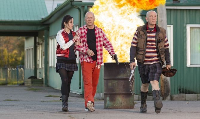 В прокат выходит комедийный боевик «РЭД-2»: бодрые спецагенты-пенсионеры спасают мир от ядерной угрозы