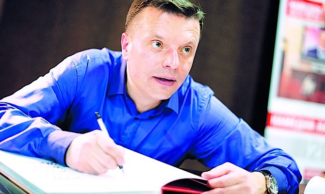 Что читать летом: политический фарс, шпионский детектив, сборник странных фактов, исторический путеводитель и черная комедия