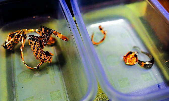 Национальный банк активно скупает золото. А его объем в золотовалютных резервах снижается