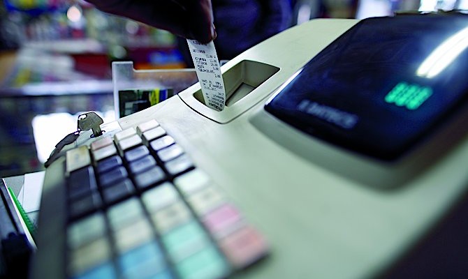 С помощью ограничения наличных расчетов Нацбанк рассчитывает ускорить рост экономики