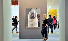 В Стамбуле арт взаимодействует  с политикой, в Москве уделяют  внимание молодежи, в Лондоне  и Париже собираются звезды.  Где смотреть и покупать искусство осенью