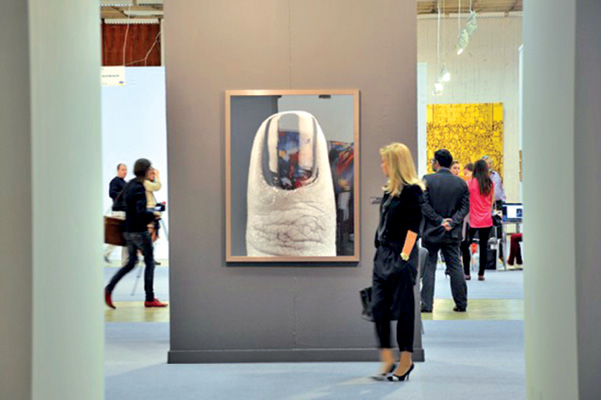 В Стамбуле арт взаимодействует  с политикой, в Москве уделяют  внимание молодежи, в Лондоне  и Париже собираются звезды.  Где смотреть и покупать искусство осенью