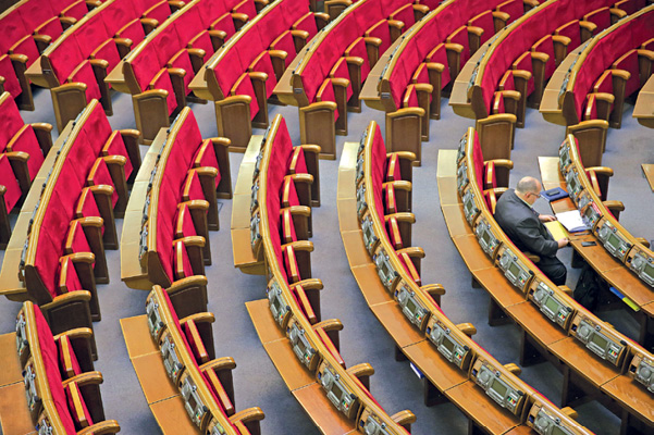 Порог для формирования депутатских фракций хотят сократить вдвое