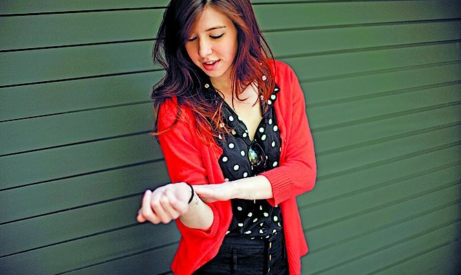 Идея «умных» часов существует уже не один десяток лет, но только в последнее время высокотехнологические компании начали активно продвигать эти устройства. На рынке появляется новая категория гаджетов