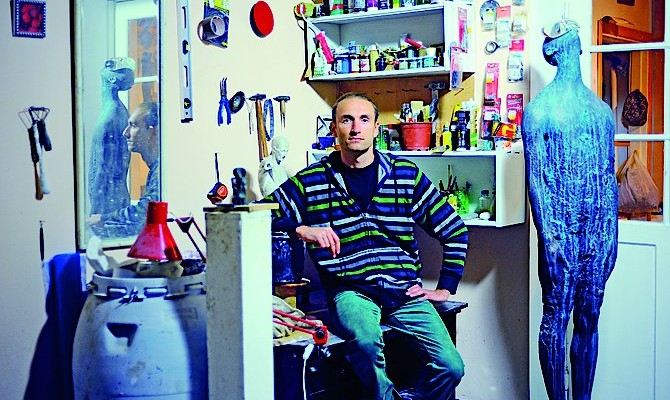 Украинский скульптор Назар Билык рассказывает о том, что значит продажа работ для художника, а также объясняет, почему все скульпторы так убедительно серьезны