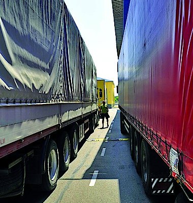 Россия закрыла границу для грузов из Украины, требуя от перевозчиков гарантийных платежей