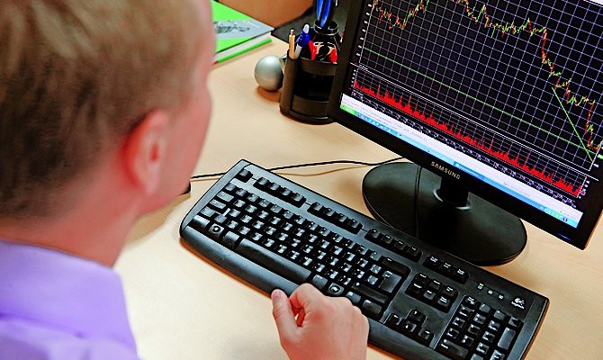 Депозитарная реформа отсеяла брокеров. Объем биржевых торгов в октябре снизился почти на четверть