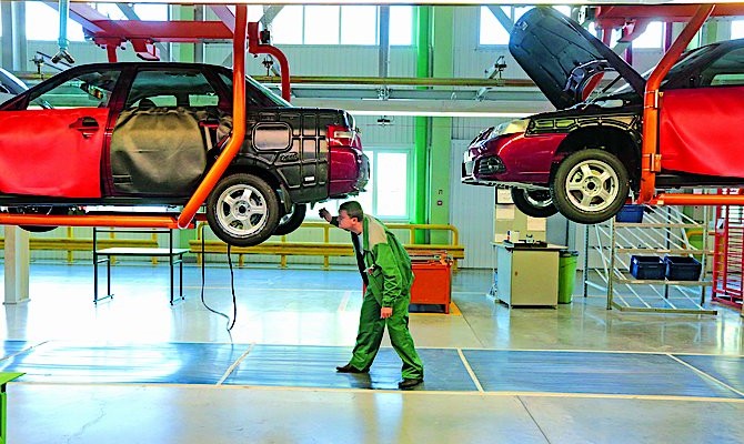 Падение показателей промпроизводства замедлилось, но не прекратилось