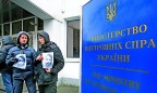 Политики снова зовут людей на Майдан. Масла в огонь затухающего протеста подлило нападение на журналистку
