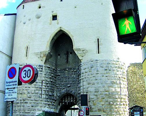 Сине-желтые флаги на улицах, Дунайский велосипедный маршрут и тысячелетний замок — так встречает гостей Хайнбург-на-Дунае, самый восточный из австрийских городов
