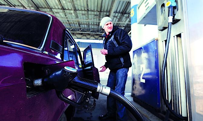 Минэнергоугля упрекает автозаправочные сети в завышении стоимости топлива