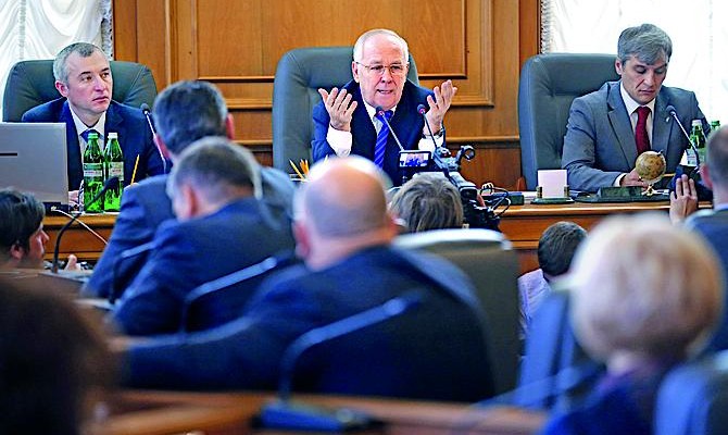 Депутаты не могут договориться о работе Рады. Стороны не идут на компромисс и ждут сигналов от президента