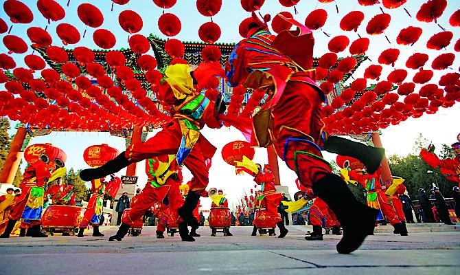 Китайские фабрики понукают год Лошади. Компании ищут способы борьбы с текучкой кадров