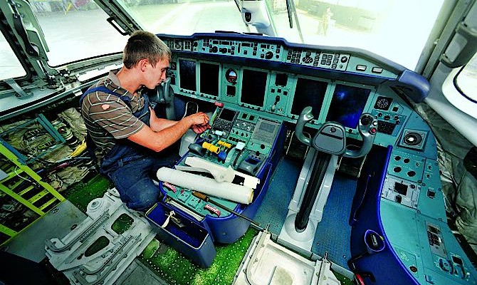 Кабмин предлагает передать в концессию киевский авиаремонтный «Завод 410 ГА»