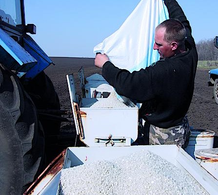 Правительство пообещало аграриям селитру по 3300 грн. Но заводы уже отпускают ее дороже