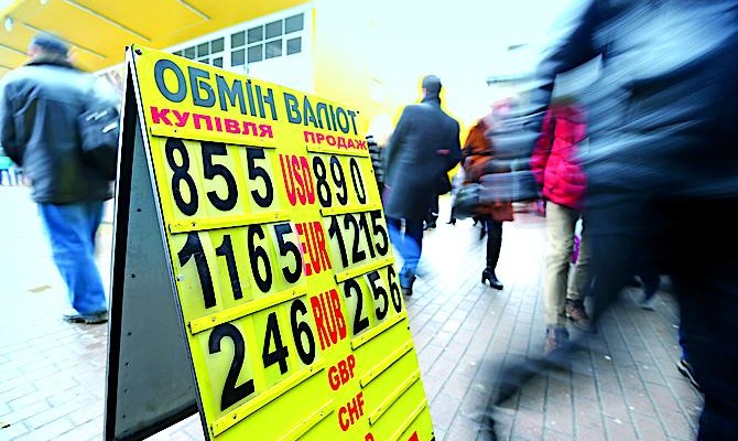 Несмотря на снижение курса гривни, в январе население купило иностранной валюты на 30 % меньше, чем в декабре. В феврале тенденция продолжится