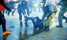 Немирное наступление. Уличная акция оппозиции переросла в смертельные бои с милицией