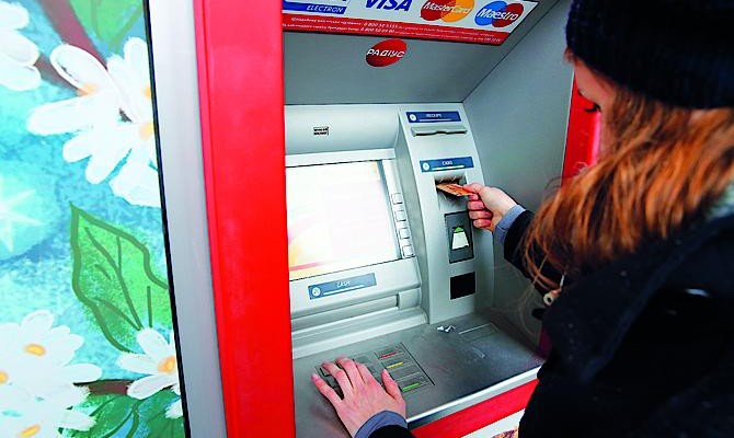 Банкоматы поразил новый вирус. Банки устанавливают лимиты на снятие наличных средств