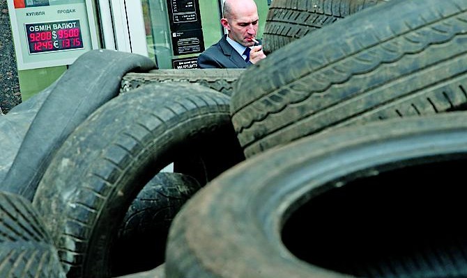 Гривня дешевеет в ожидании внешней помощи и внятных месседжей регулятора