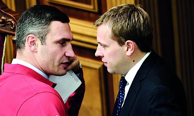 Новый Кабмин вынужден искать поддержки у бывших соратников Виктора Януковича