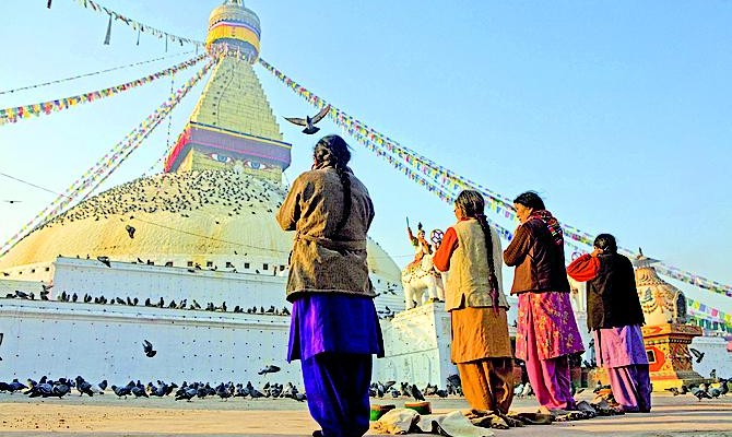 Тропики в окружении снежных вершин, буддийские святыни и красочные ритуалы — все это можно увидеть в Катманду