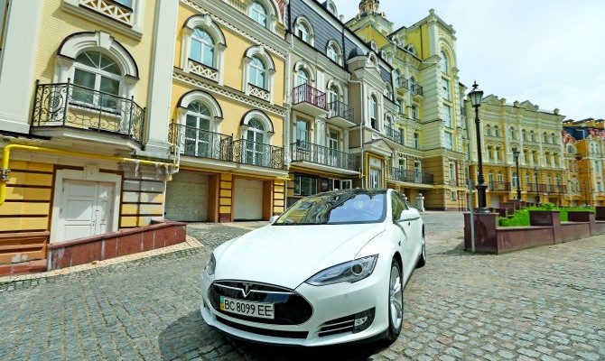 Электромобиль Tesla Model S, смесь роскошного седана и спорткара, полностью меняет законы автопрома