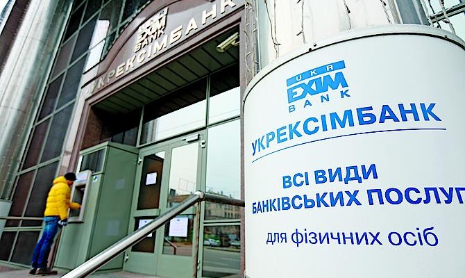 Из-за ограничений Нацбанка население перестало нести валюту в финучреждения