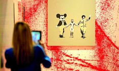 В Лондоне открылась масштабная ретроспектива самого известного уличного художника в мире