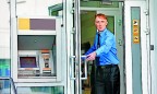 Украинцы смело доверяют карты банкоматам и все чаще становятся жертвами мошенников