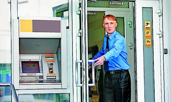 Украинцы смело доверяют карты банкоматам и все чаще становятся жертвами мошенников