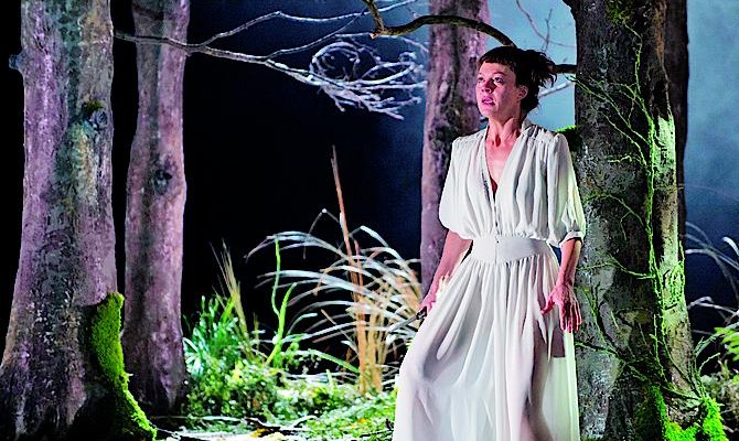 Спектакль-прогулка, современные прочтения Еврипида и Верди и другие премьеры театрального межсезонья