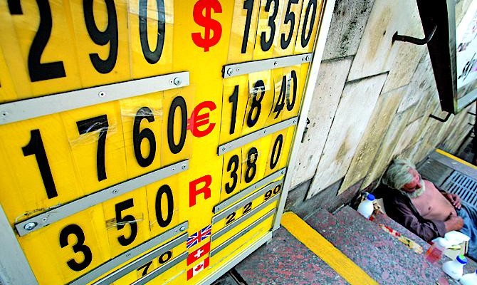 Девальвация гривны вымывает капитал из банков