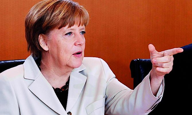Angela Merkel will prepare Ukrainian President Petro Poroshenko for talks in Minsk
