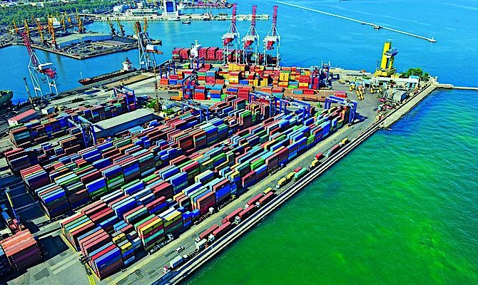 Украинские порты наращивают грузоперевалку, но теряют контейнерный поток