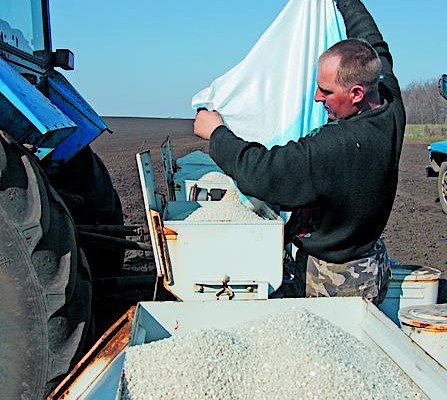 Кабмин предложил импорт удобрений из Польши, не удовлетворяющей и свои потребности