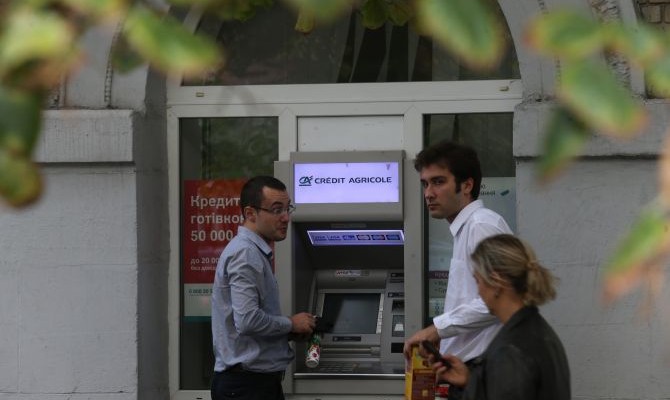 Украинцы вынужденно перешли на безналичные расчеты