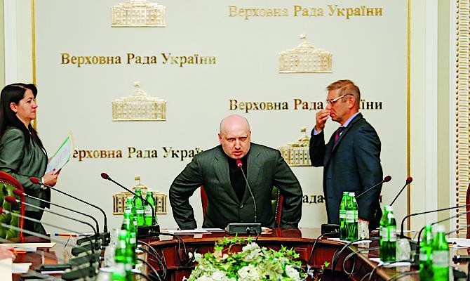 Turchynov gives up his seat to Groysman