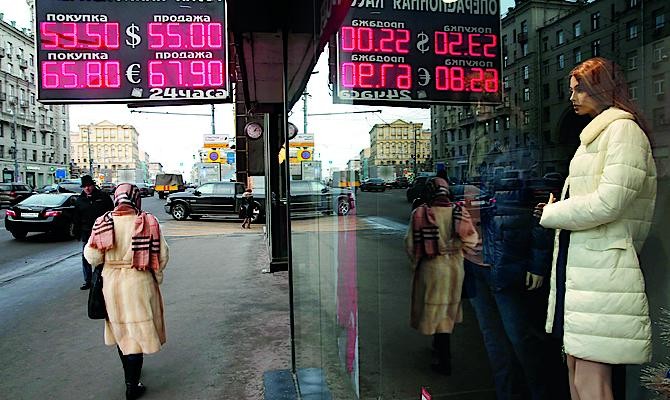 FT: Падение рубля меняет привычки россиян