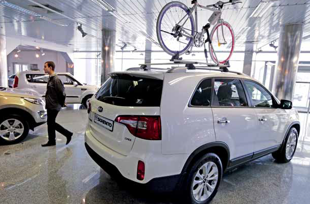 На украинский автомобильный рынок возвращается дефицит иномарок, который может продержаться еще полгода