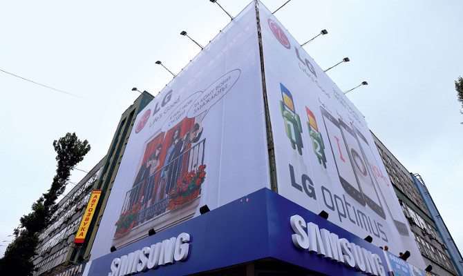 LG в рекламе «переходит на личности». Главный конкурент пока отмалчивается