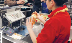 Украинцы, похоже, никак не чувствуют регистрируемой экономистами рецессии —они тратят на покупкивсе больше