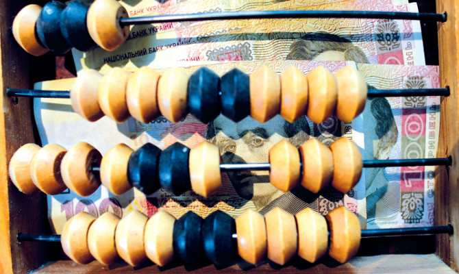 Украинцы стали покупать меньше валюты и переводить валютные счета в гривню